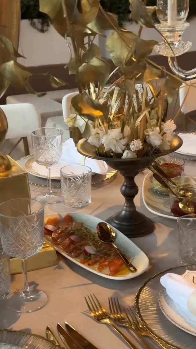 THE DINNER BEGINS

אחרי הבופה וקבלת הפנים, האורחים המשיכו אל השולחנות, שם חיכו להם מנות הפתיחה שלנו — תחילתו של תפריט שנבנה במיוחד עבור הערב הזה.