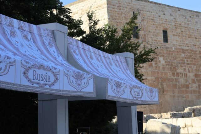 A TASTE AROUND THE WORLD

הקונספט של הבופה באירוע הזה נבנה כמסע קולינרי מסביב לעולם — בכל עמדה חיכה לאורחים מטבח אחר, עם מנות וטעמים שנבחרו במיוחד בהשראת אותה מדינה.